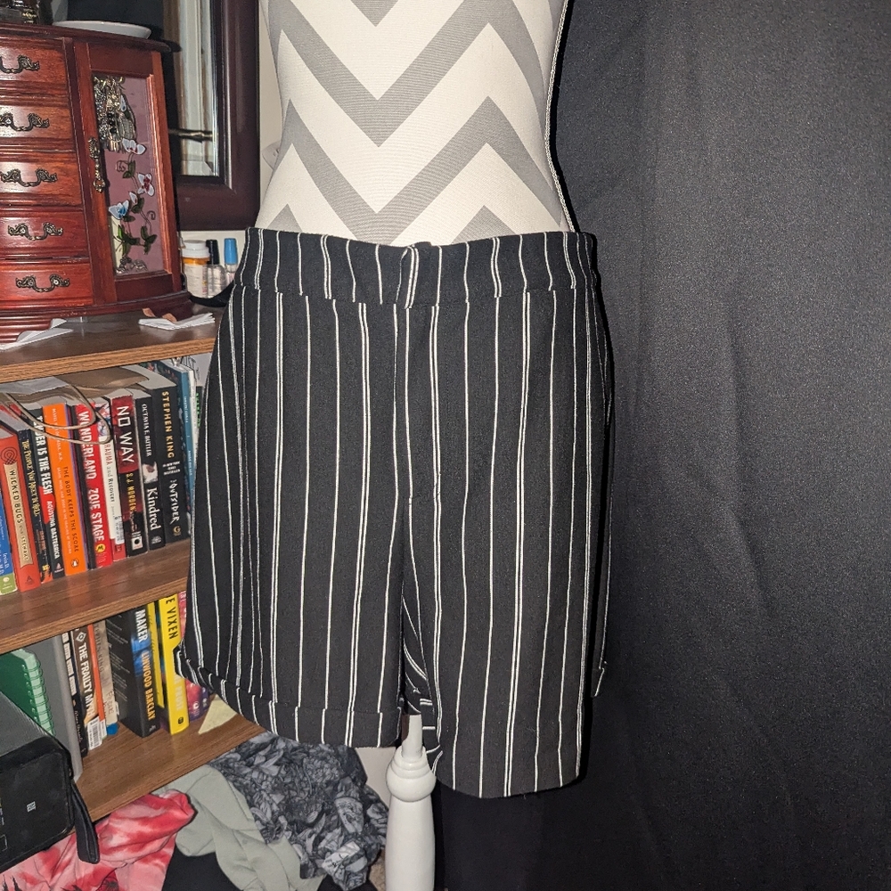 Striped soft Shorts, functional zipper and pockets